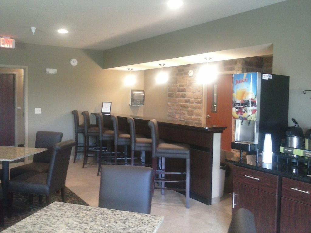 Cobblestone Inn & Suites - Avoca Exterior foto